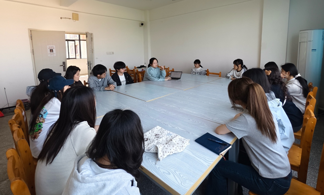 英语教师走进“一站式”学生社区开展竞赛辅导.png