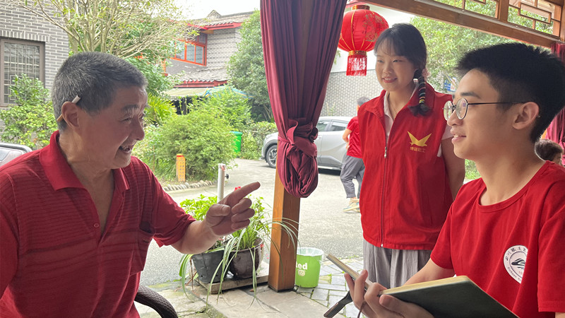 团队成员向村民宣传习近平总书记关于乡村振兴的重要论述 beat365官方网站黄超供图.jpg